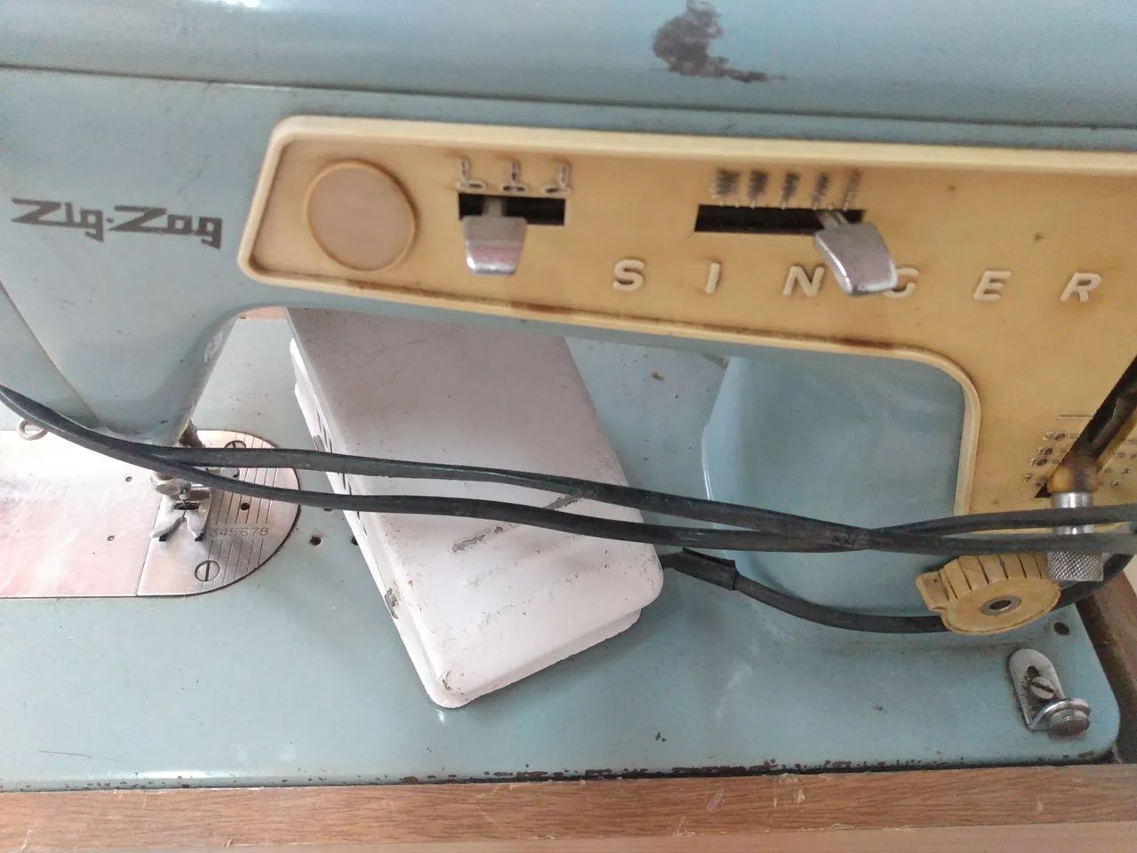 Máquina de costura Singer antiga  - Foto 4