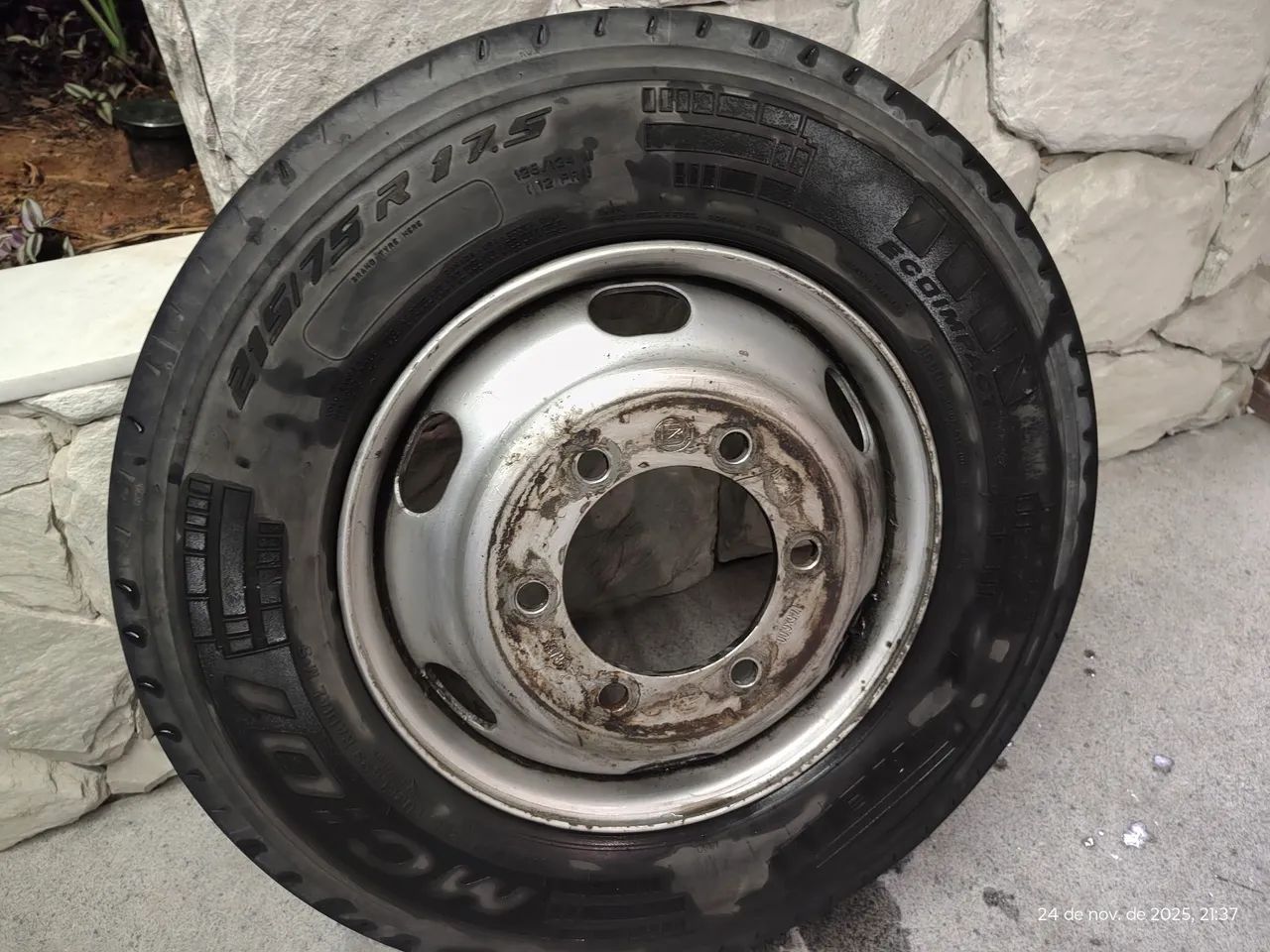 Pneu 215 com Jante Novo