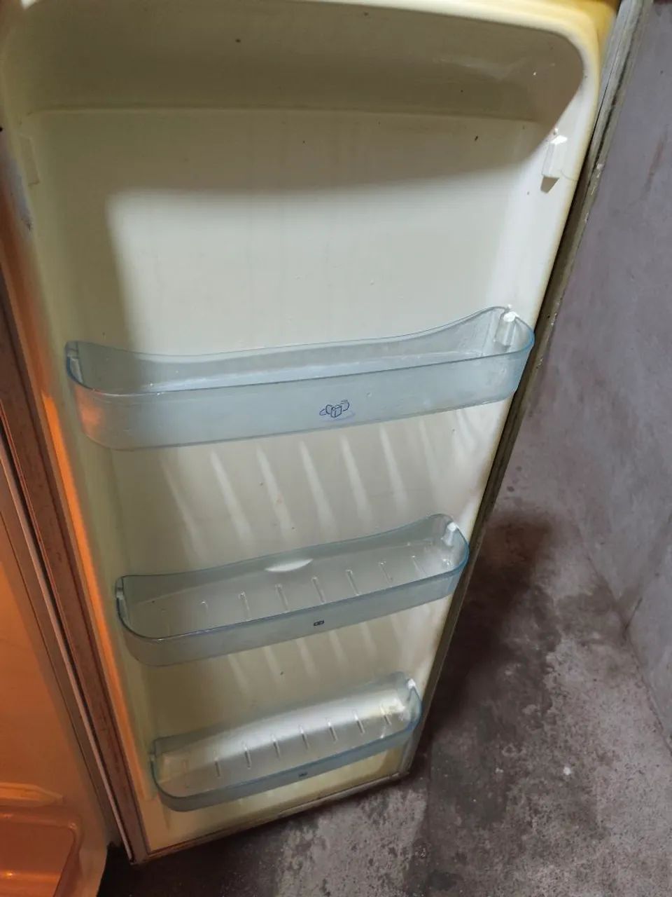 Vende se essa geladeira Eletrolux  - Foto 5