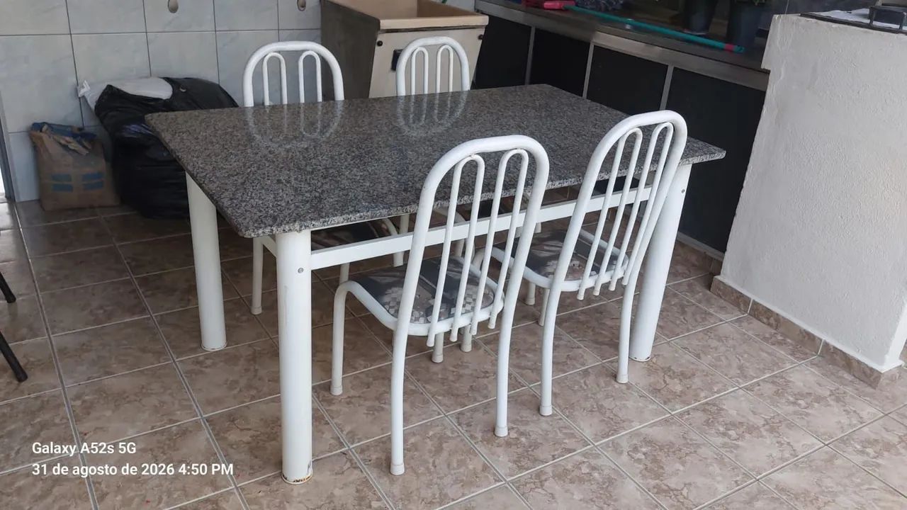 Mesa marmore com 6 cadeiras 
