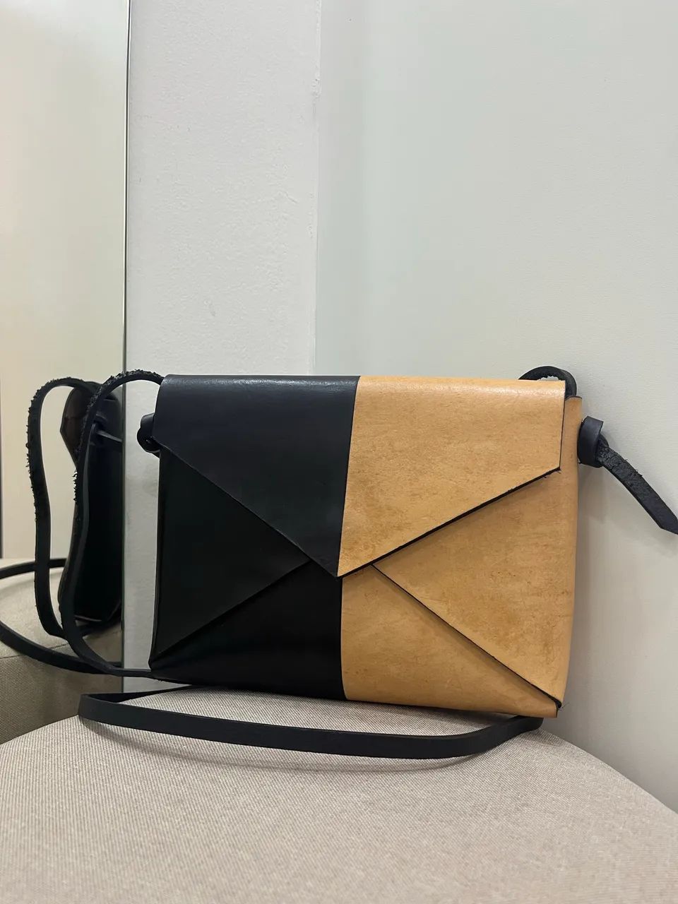 Bolsa couro estilo carteiro bicolor
