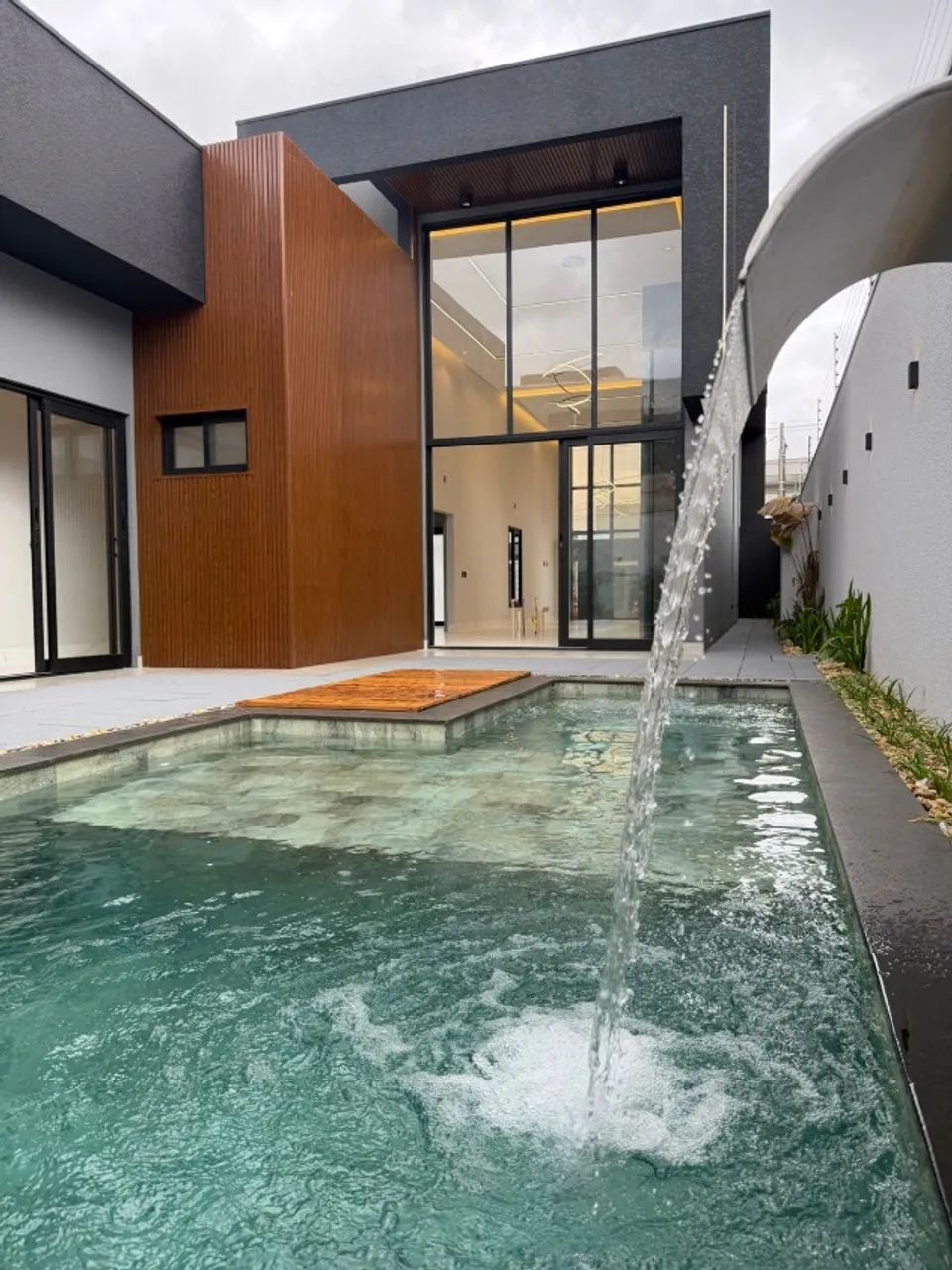 Casa com 04 suítes e piscina no Tropical