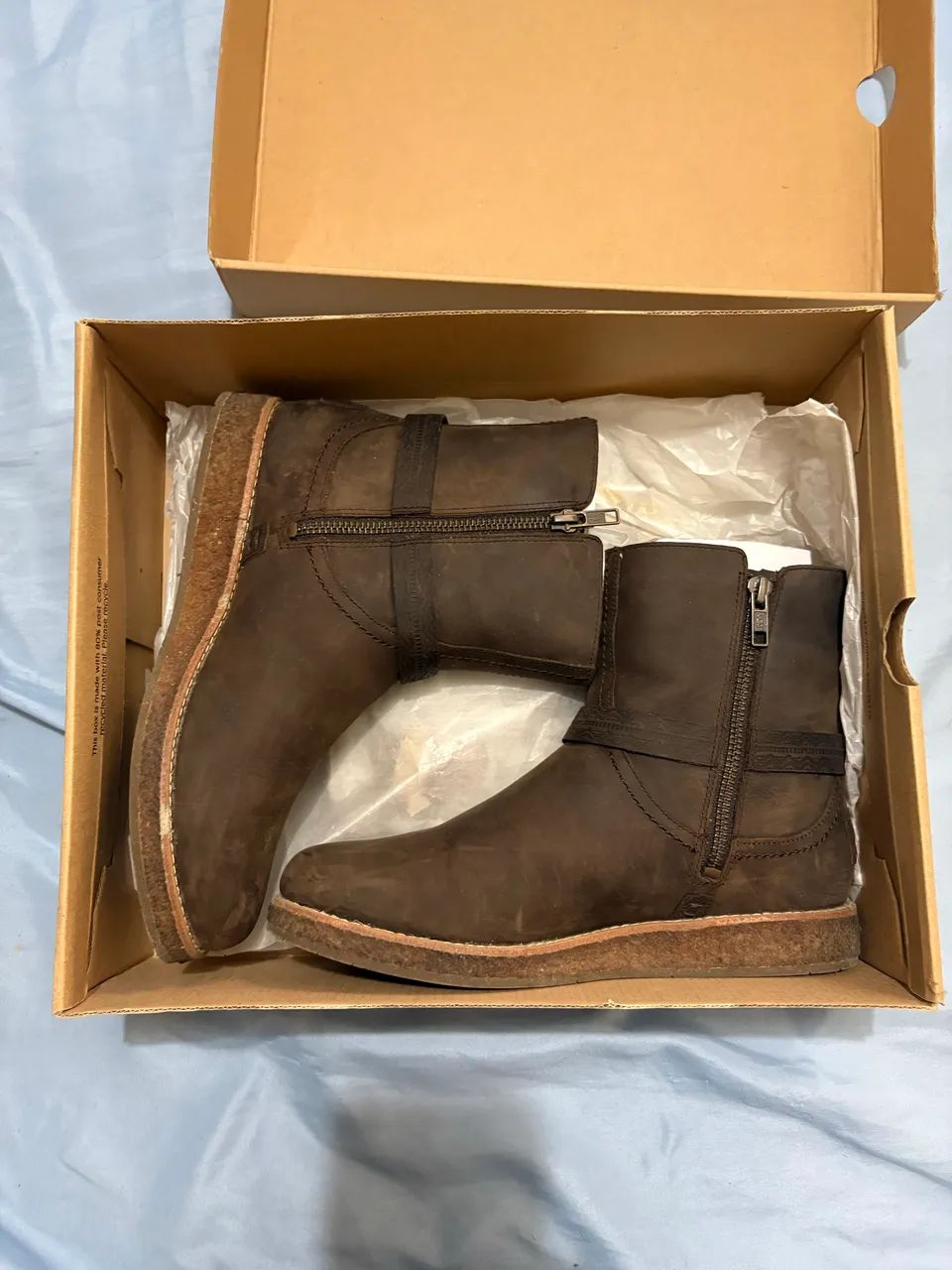Bota UGG marrom cano baixo 