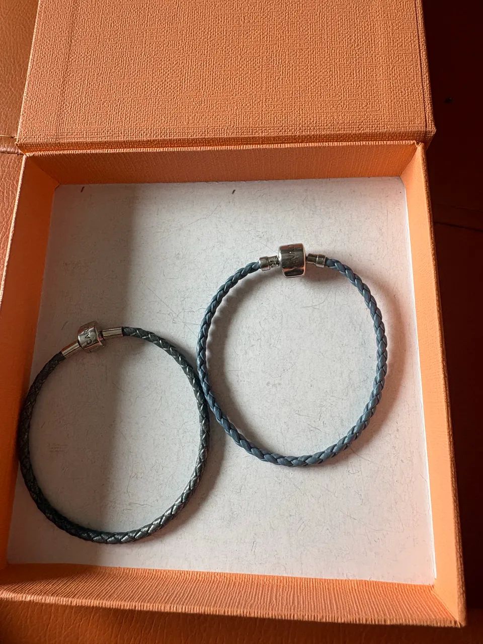 Pulseiras em couro Monte Carlo e Vivara 