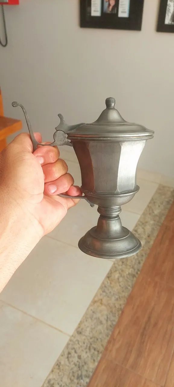 Peça antiga de estanho