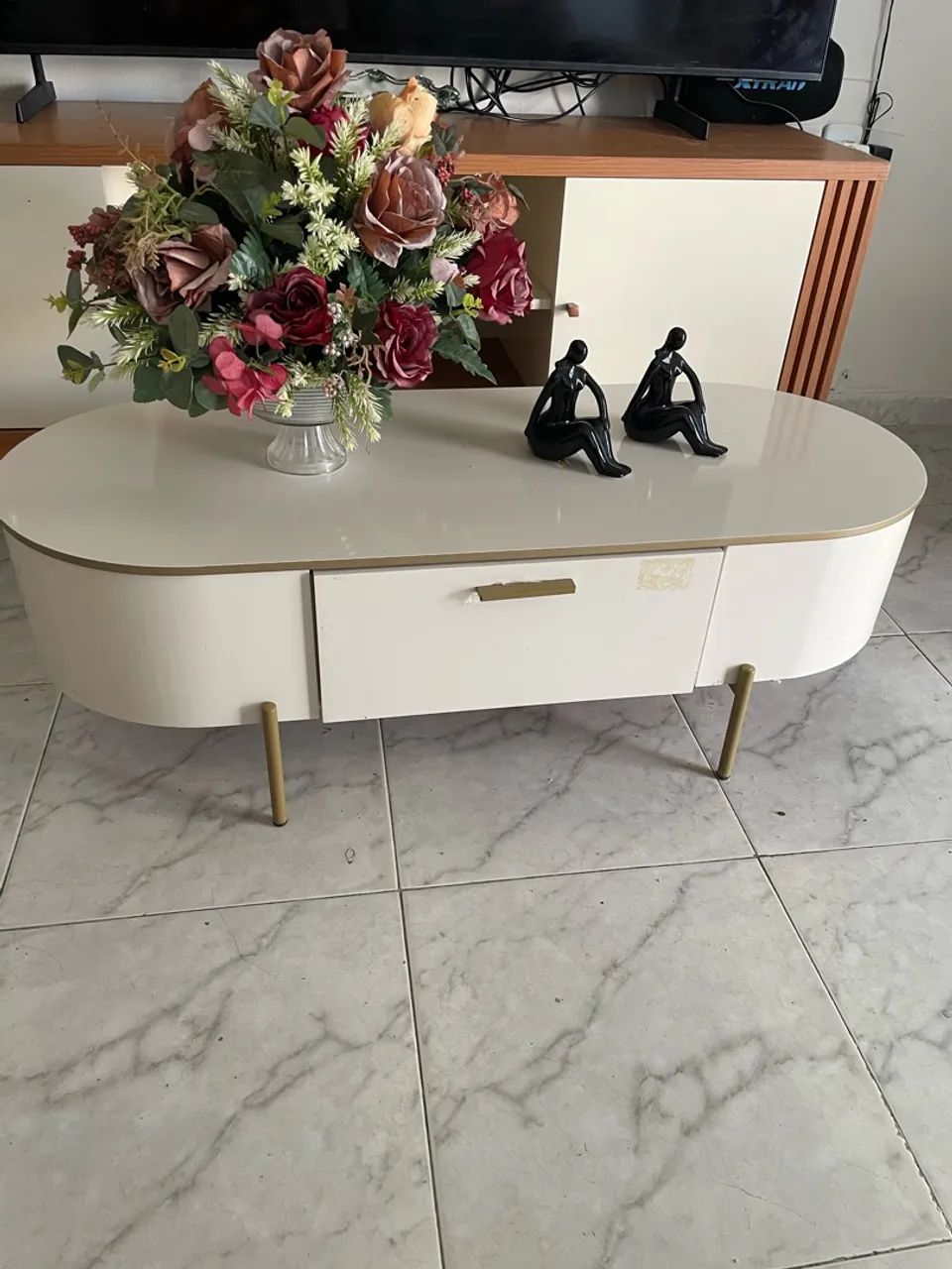 Vende-se Sofá retrátil, duas poltronas e um centro de sala. - Foto 3