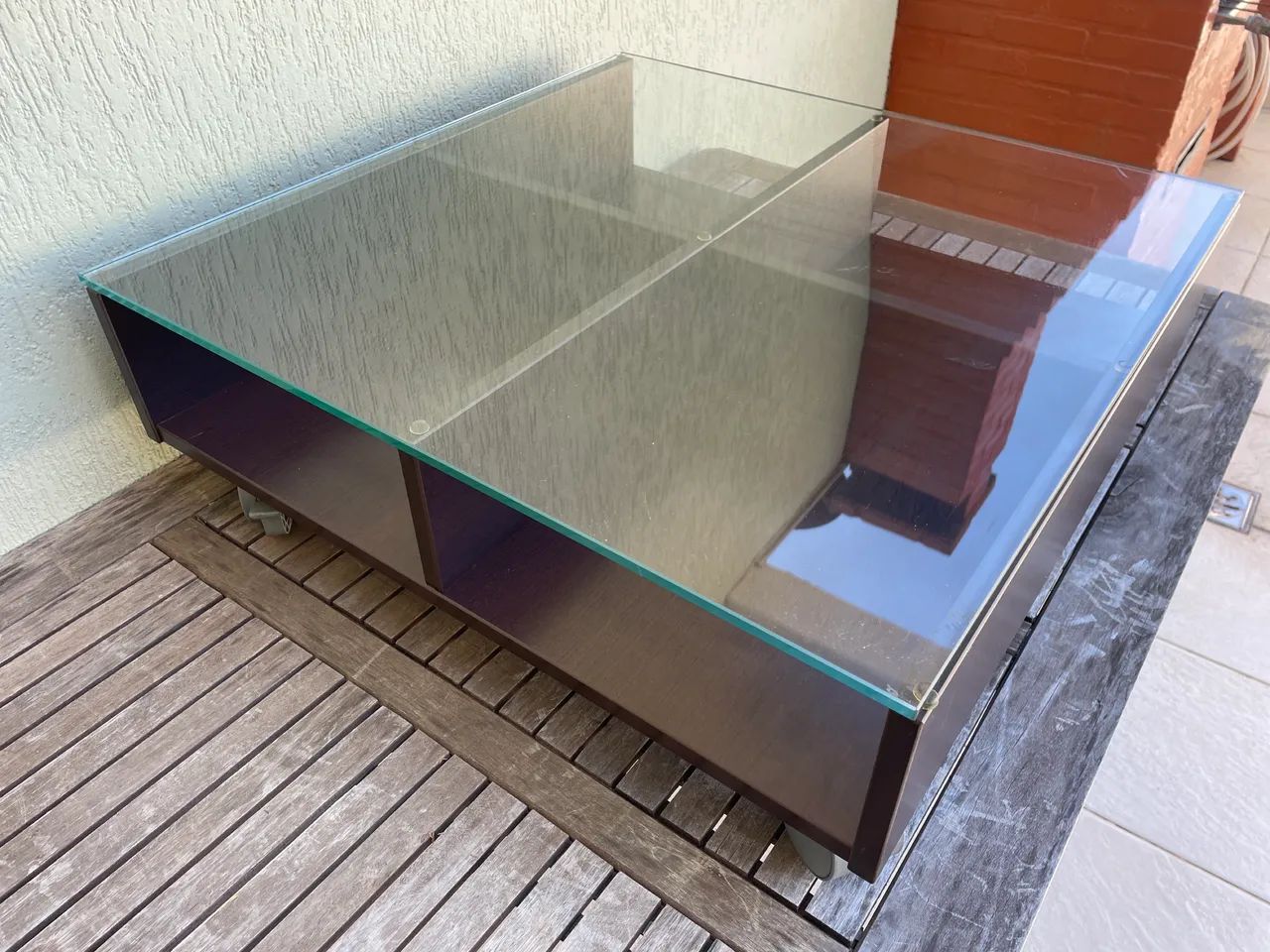 Mesa de centro de madeira maciça e vidro - com rodízio  - Foto 2