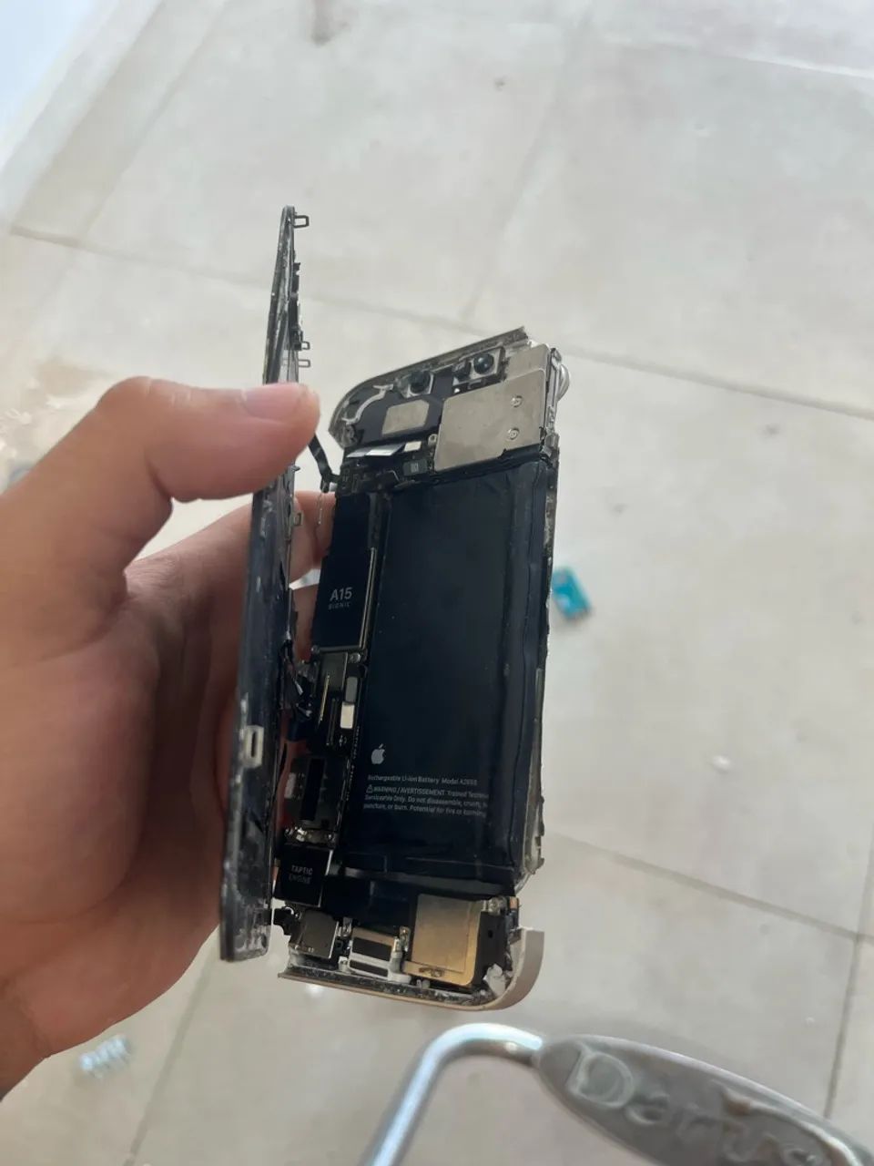 iPhone 13 caiu da moto - Foto 2
