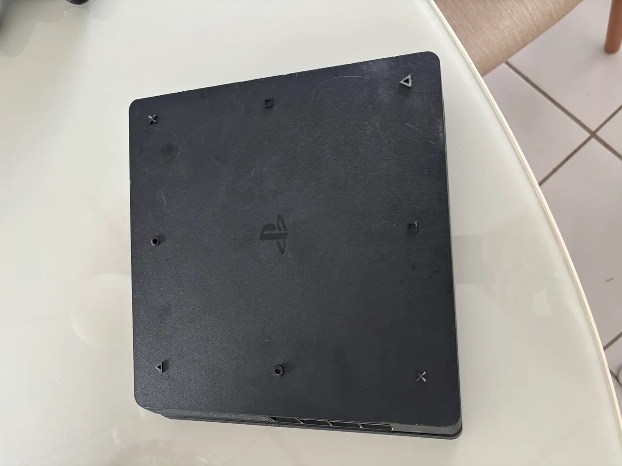 Playstation 4 com 2 controles e 8 jogos - Foto 5