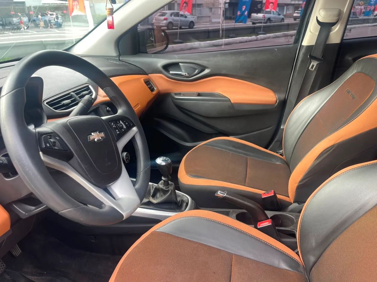 Chevrolet Onix Activ 1.4 8V Flex Mec. 4P 2017 - Foto 2