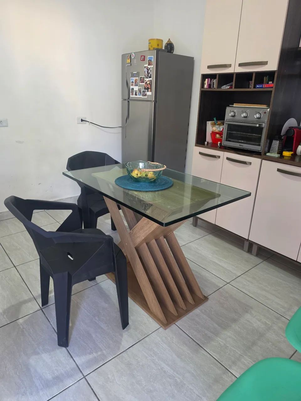Mesa de jantar com tampo de vidro e base em madeira