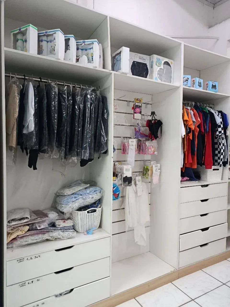 Móveis Planejados Completo para Loja - MDF Branco (Com Balcão, Caixa e Painel) - Foto 2