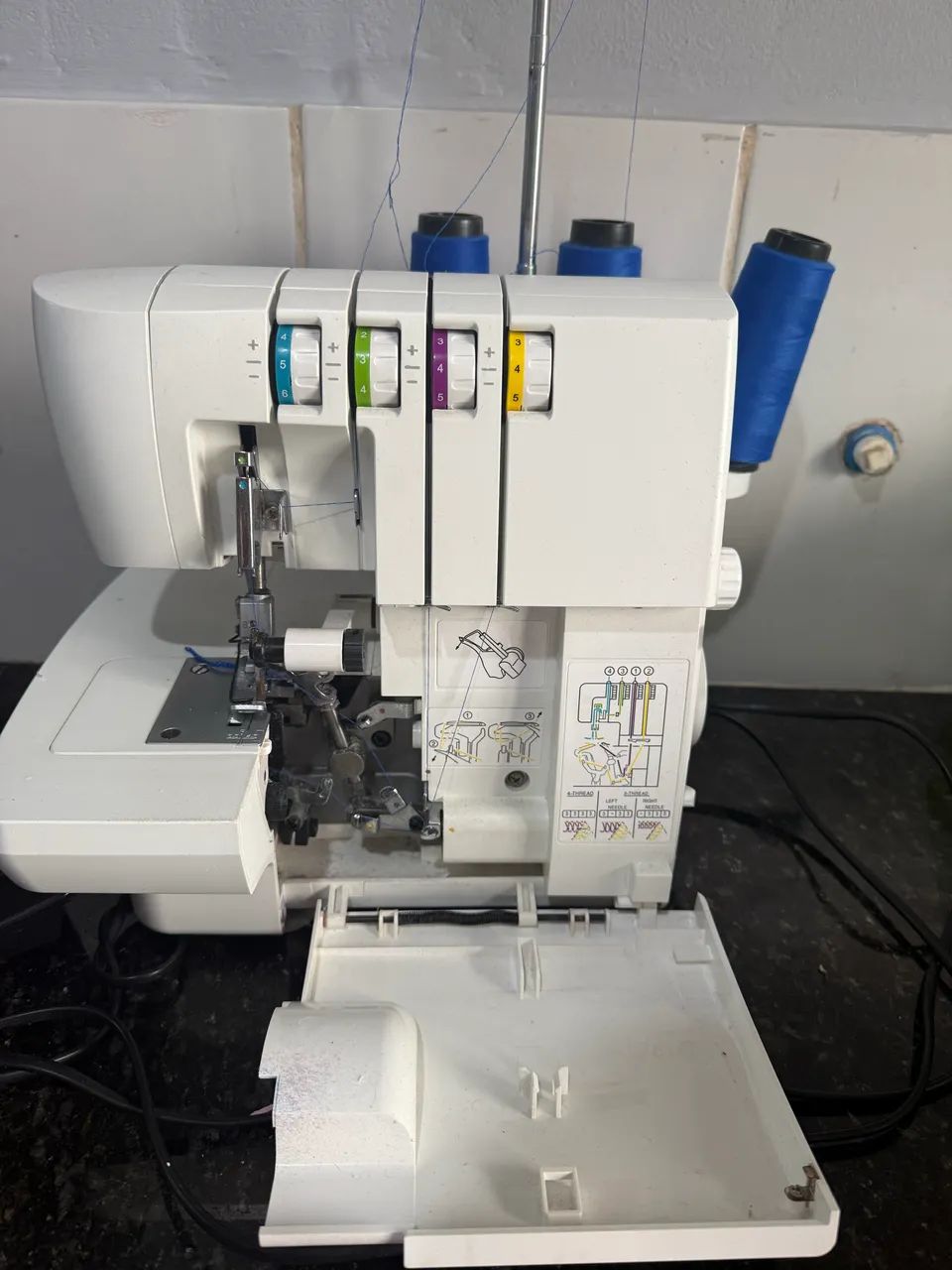 Maquina de Costura Singer Overloque 110V - Foto 2