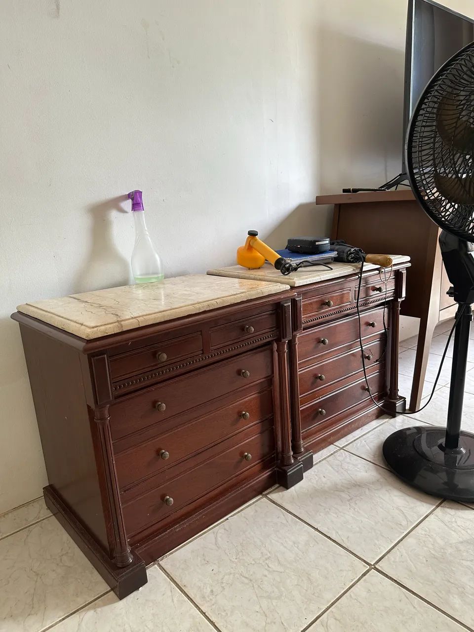 Vendo CAMA CLÁSSICA E DECORATIVA com 2 criados mudos clássicos 2.000,00 - Foto 4