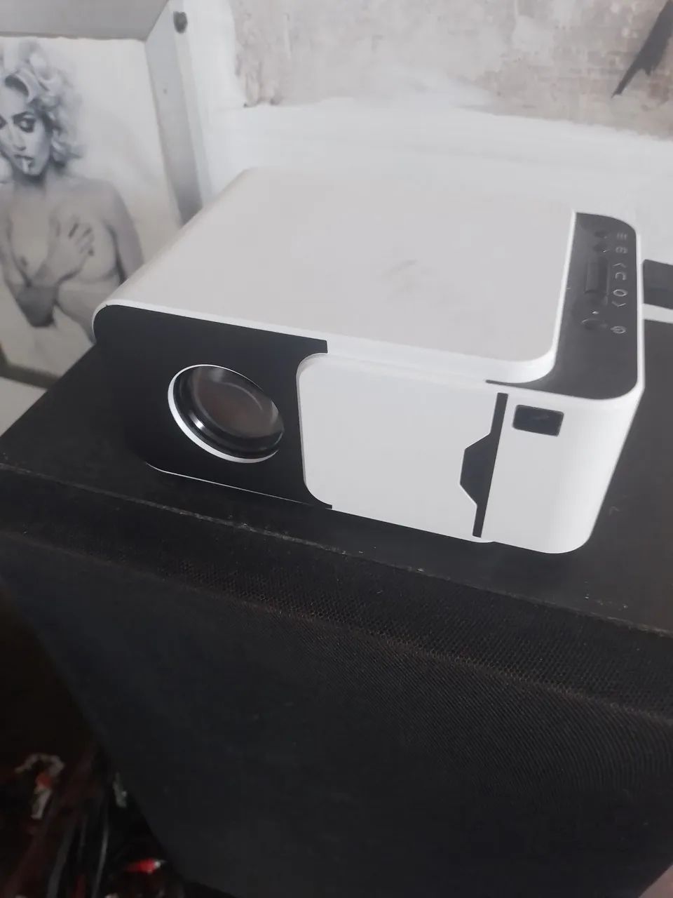 Projetor  branco.smart tv. Faz até 250 polegadas  semi novo