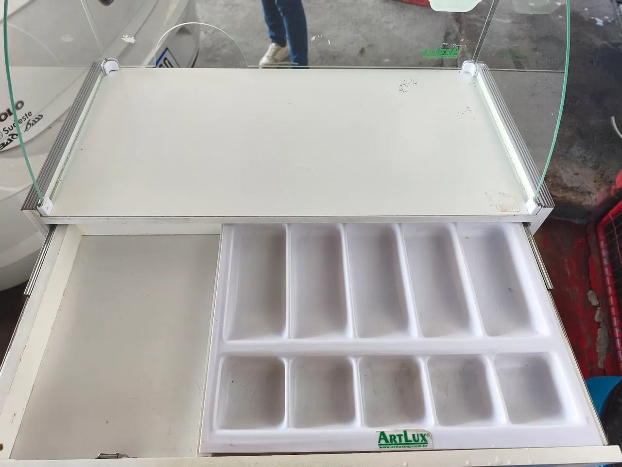 Móvel com vitrine e gaveta de caixa - Foto 3