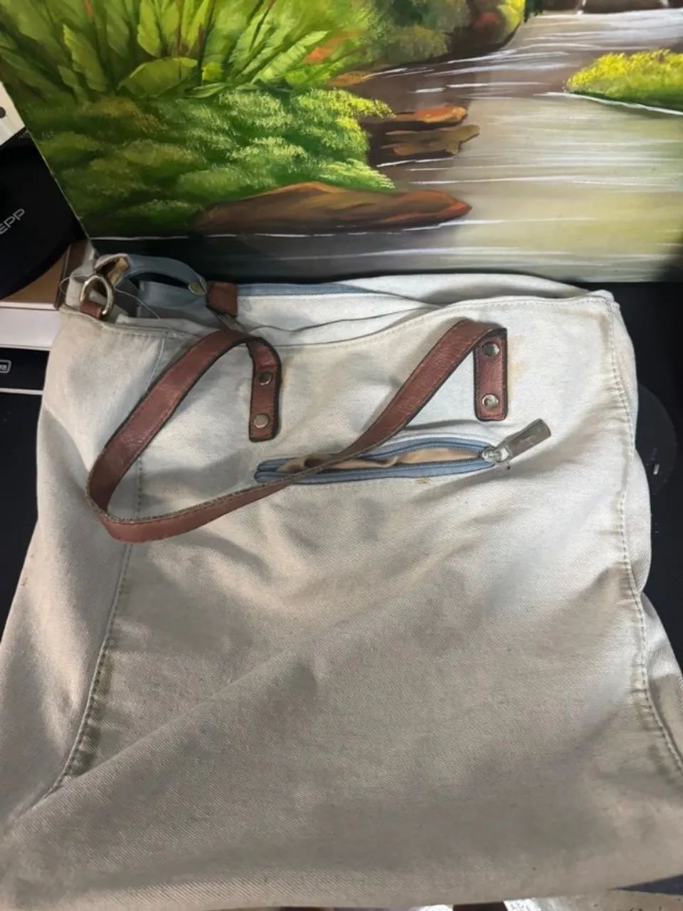 bolsa de ombro bege com patches - Foto 2