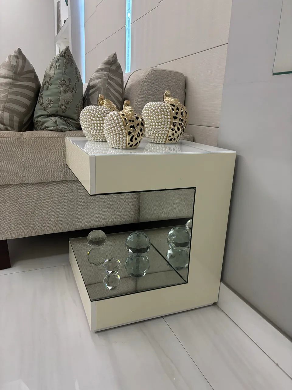 2 Mesas Lateral Espelhada com Laca Brilhante - Design Moderno e Sofisticado - Foto 2