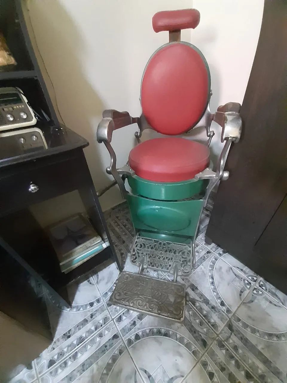 Cadeira Barbeiro Antiga - Foto 2