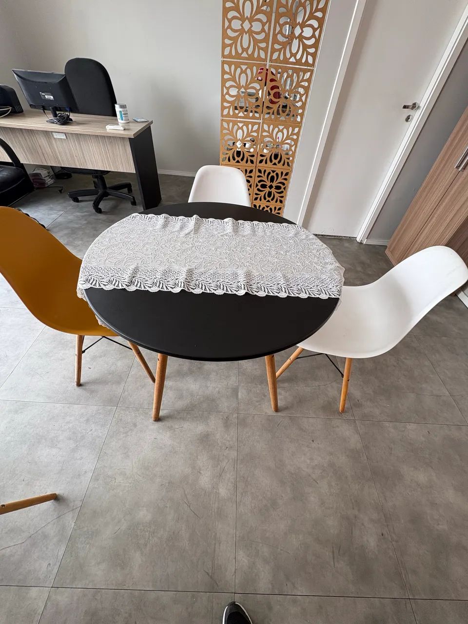 Mesa com 3 cadeiras 