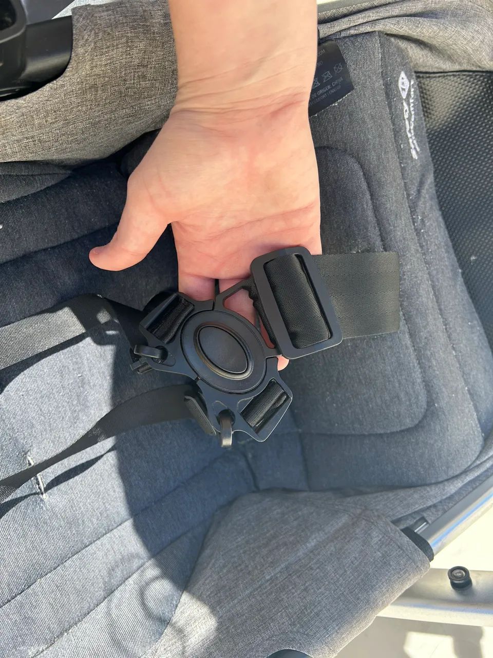 Carrinho de Bebê Safety 1st Mobi Cinza com Capota Amarela - Ótimo Estado - Foto 5