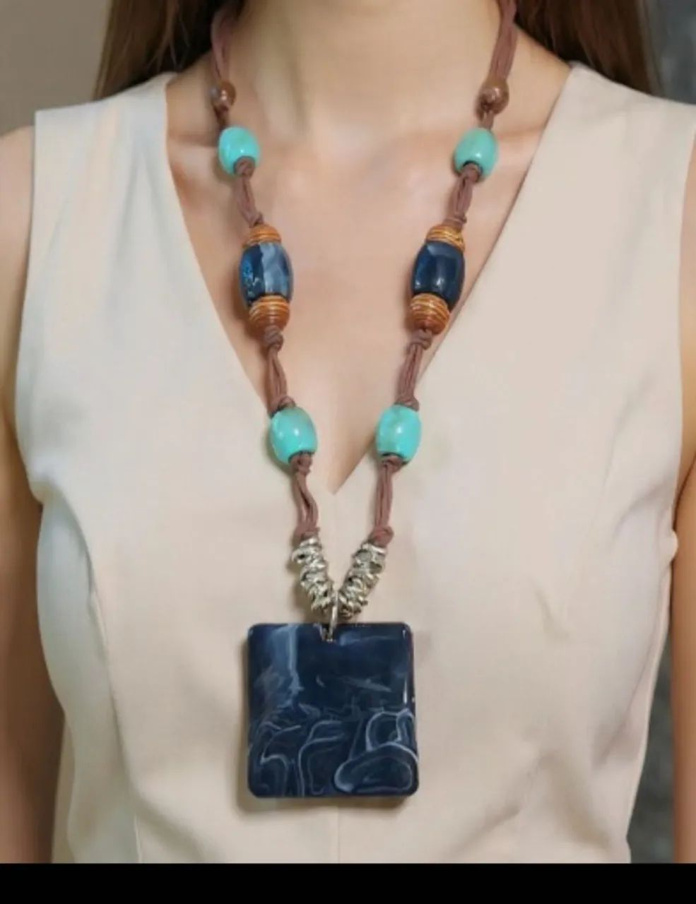 Colares 4 Fios com Barbante e Resinas 