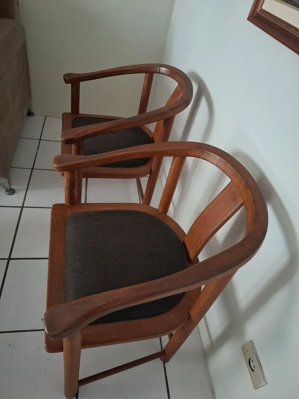 Dupla de cadeira de madeira massiça - Foto 2