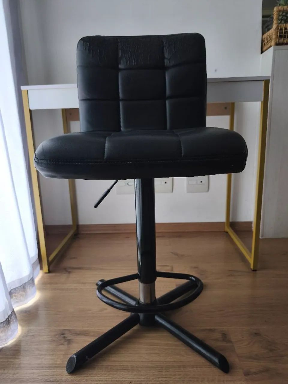 Banqueta Alta Giratória Estofada Modelo Gomos)