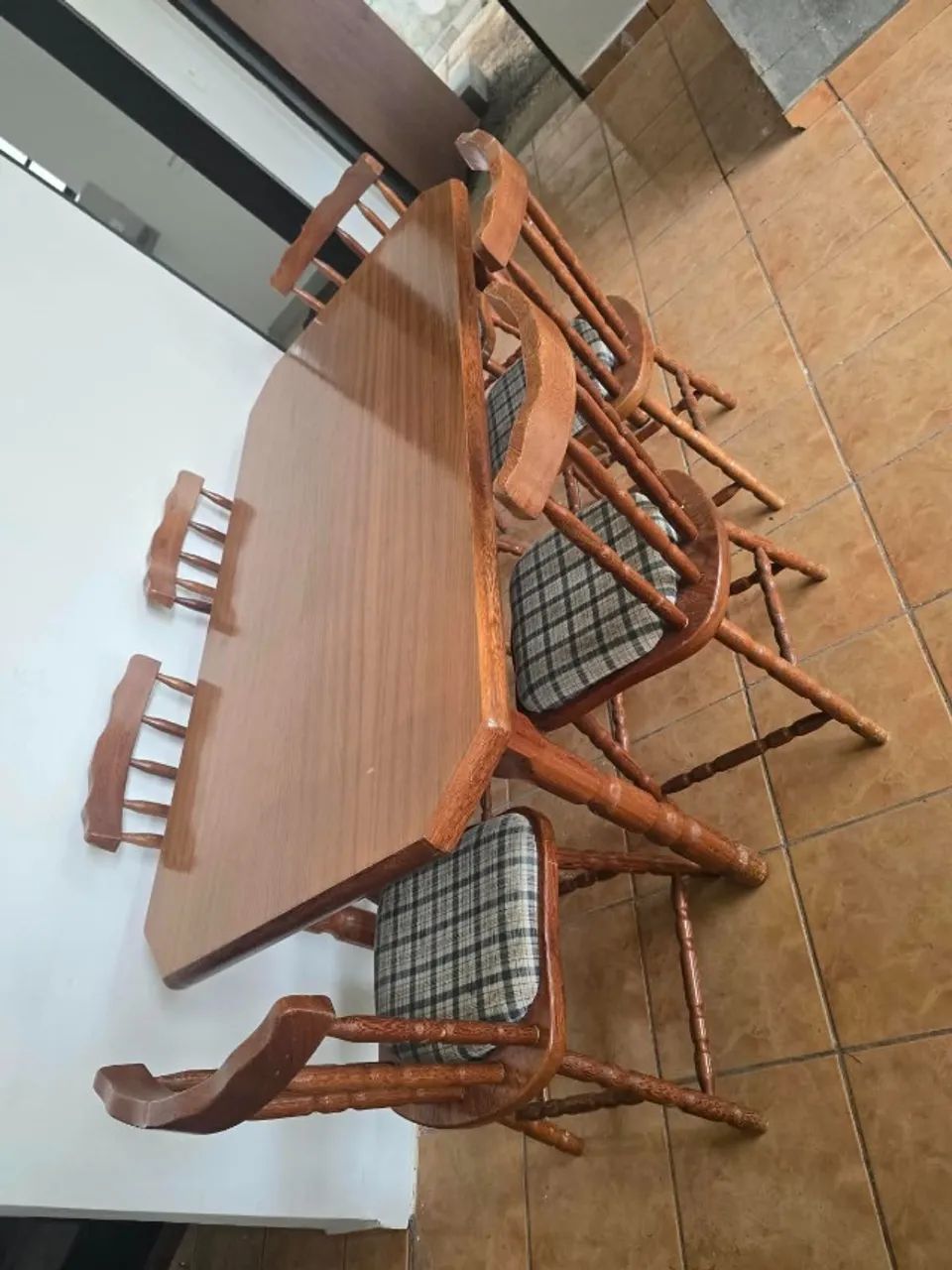 Mesa de jantar em madeira maciça com 6 cadeiras
