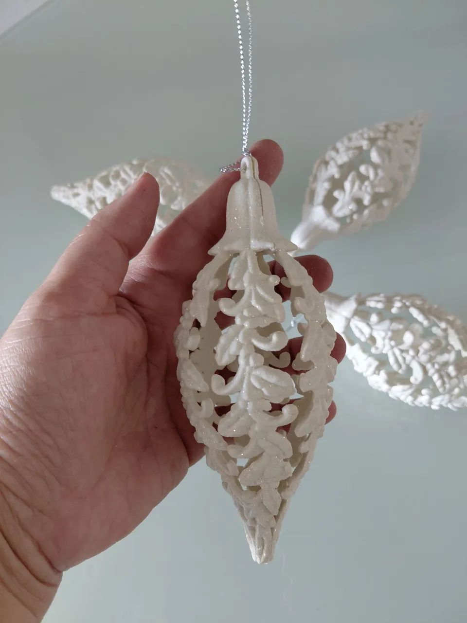4 BOLAS DE NATAL BRANCAS VAZADAS