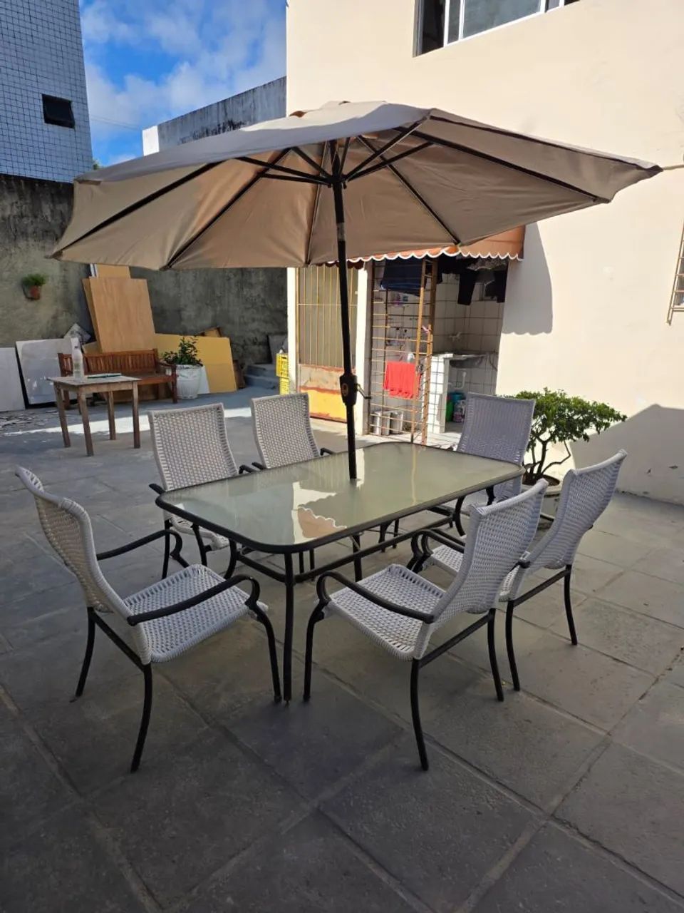 Conjunto de 6 cadeiras de alumínio e vime com mesa e ombrelone com iluminação 