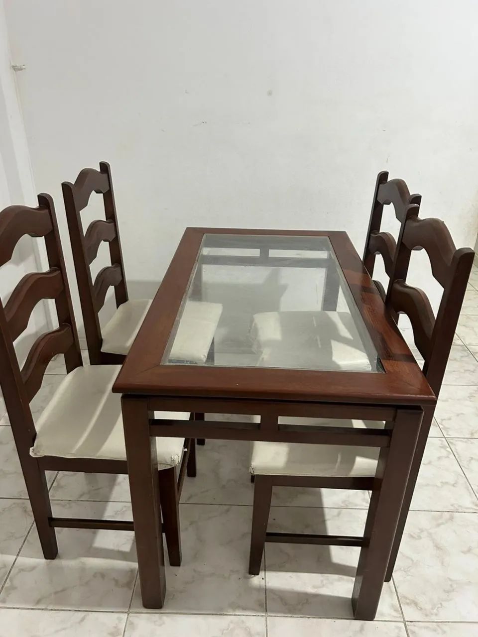Conjunto de mesa com 4 cadeiras (Madeira MACIÇA)