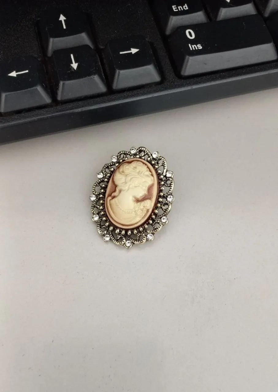 Broche de Camafeu Bege Detalhe Strass (novo) - Foto 4