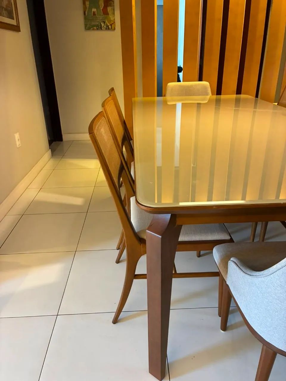 Vendo mesa de madeira com tampo de vidro e 6 cadeiras. - Foto 2
