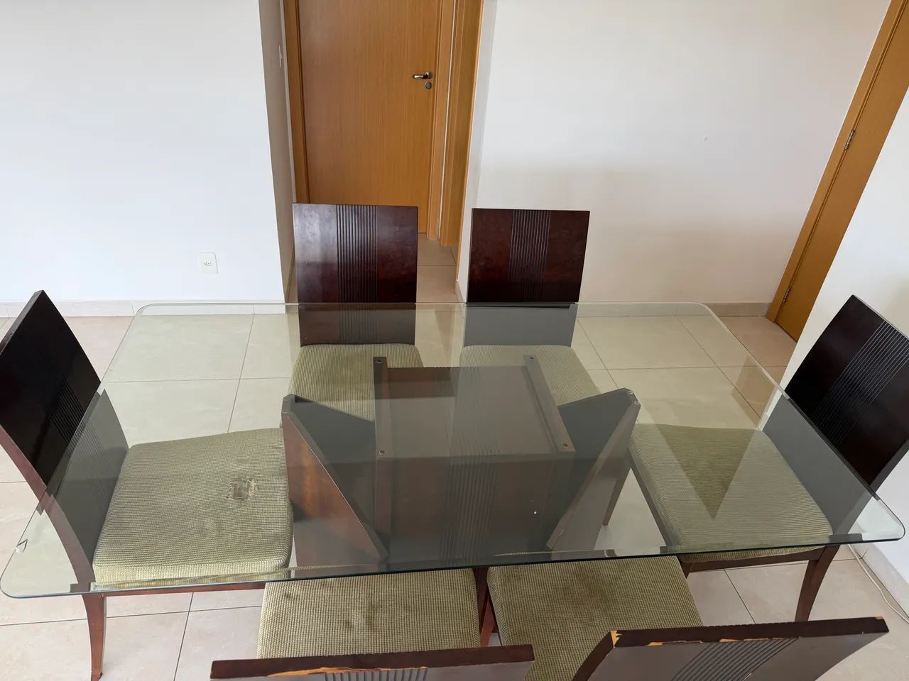 Mesa de madeira e tampa de vidro 6 cadeiras - Foto 4