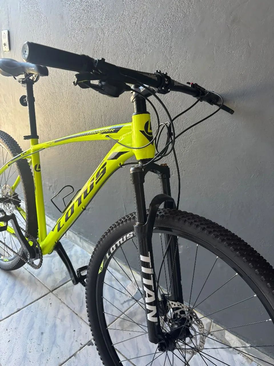 Bicicleta lótus semi nova 6 meses  - Foto 5