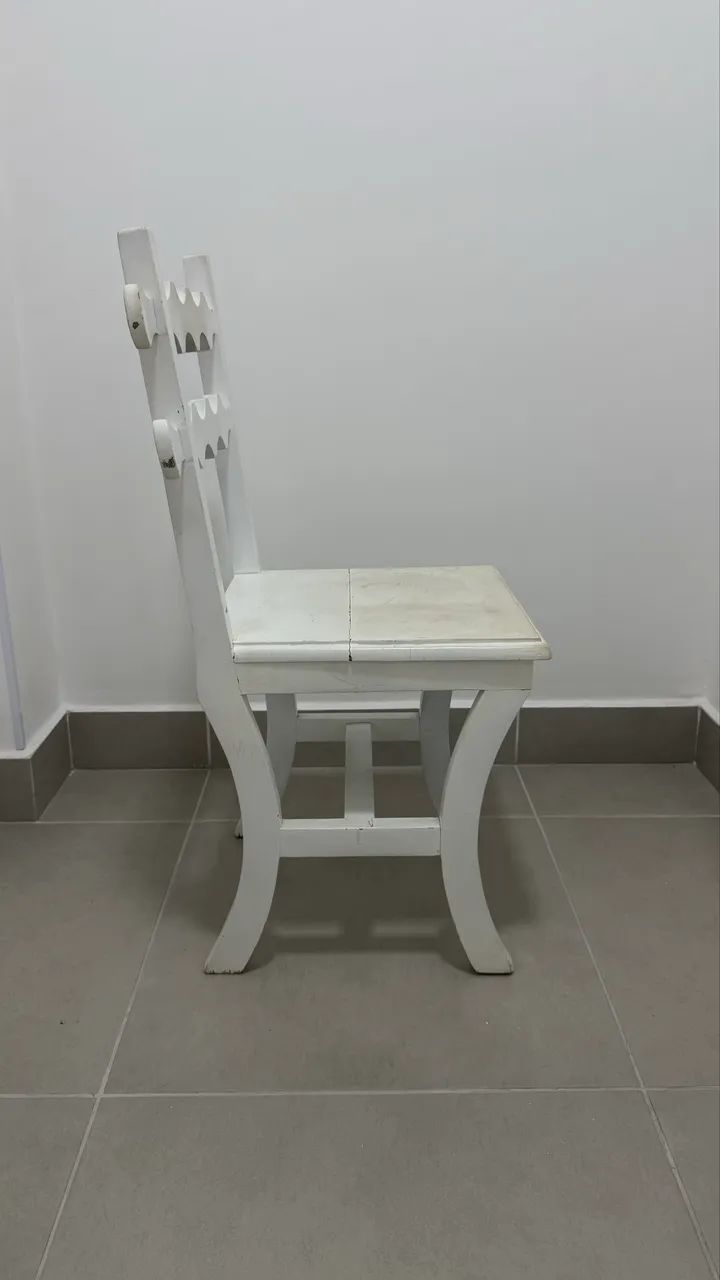 Cadeira maciça branca