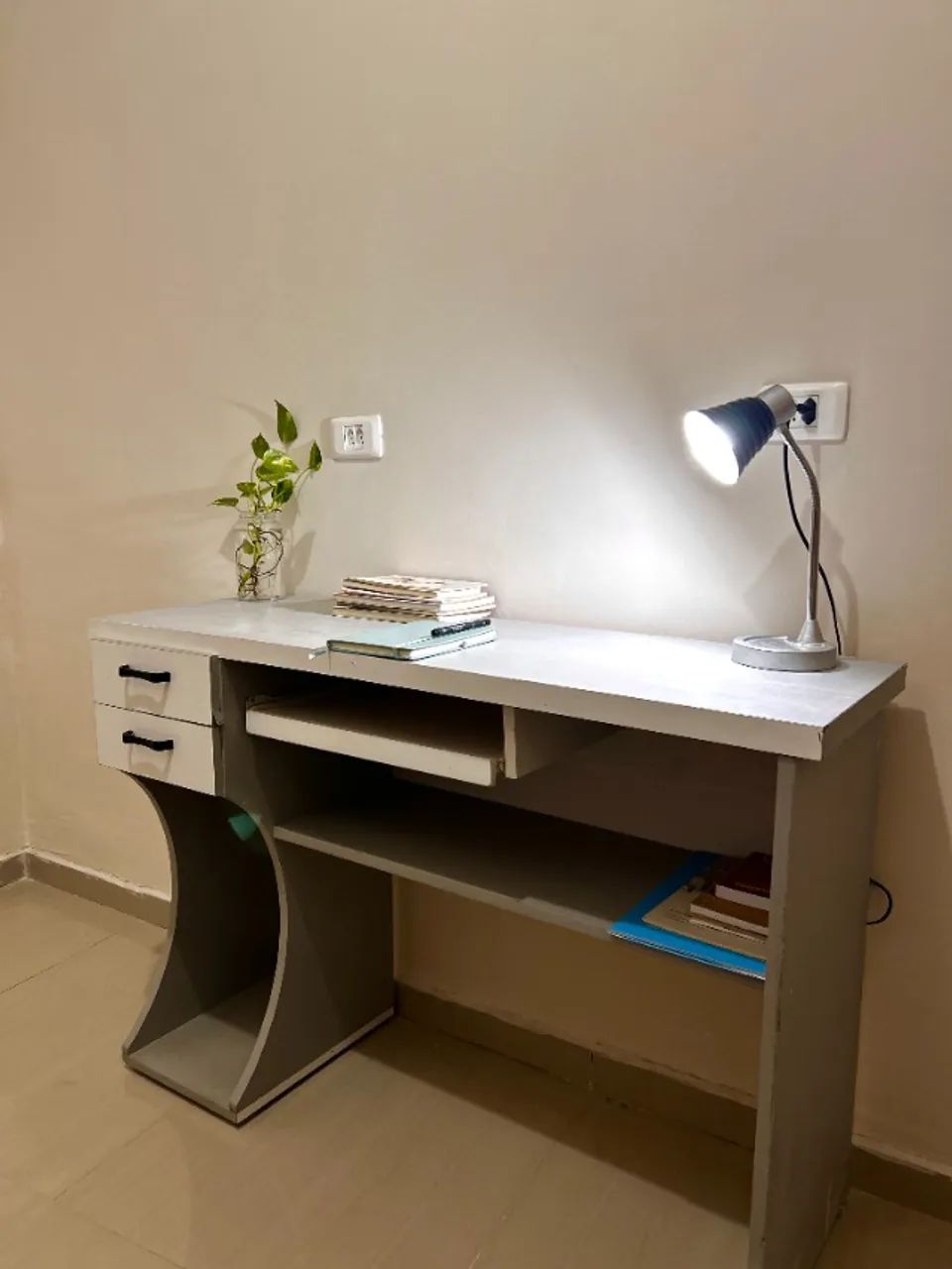 escrivaninha cinza com gavetas, nicho e espaço para teclado - Foto 3