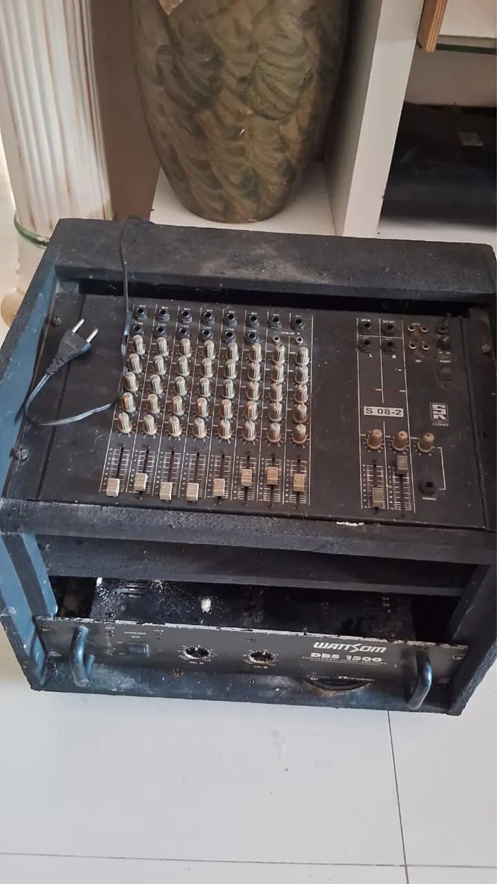 Mesa e caixas de som