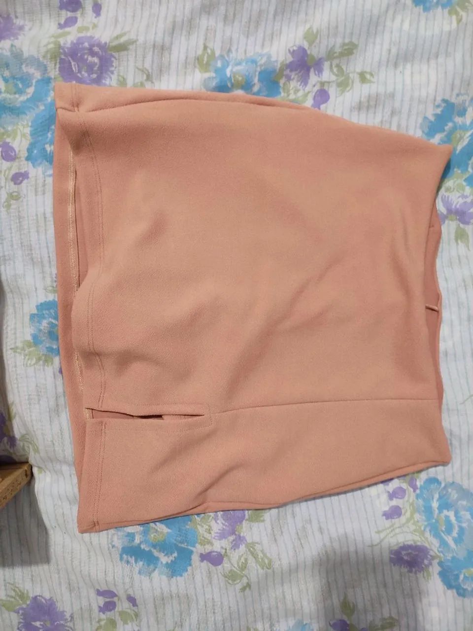Short saia com fenda lateral