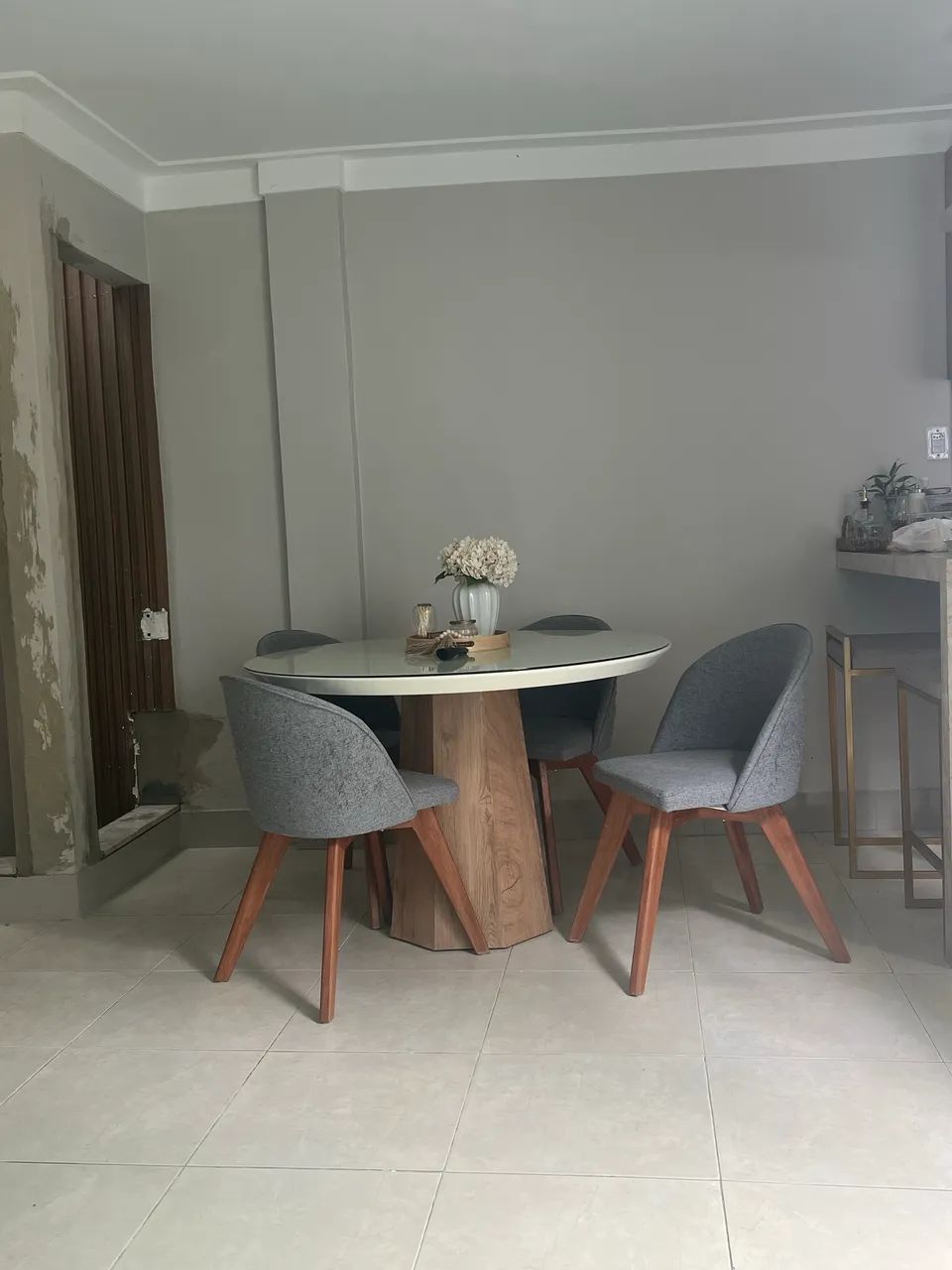 Vendo mesa  em mdf projetada com tampo de vidro !