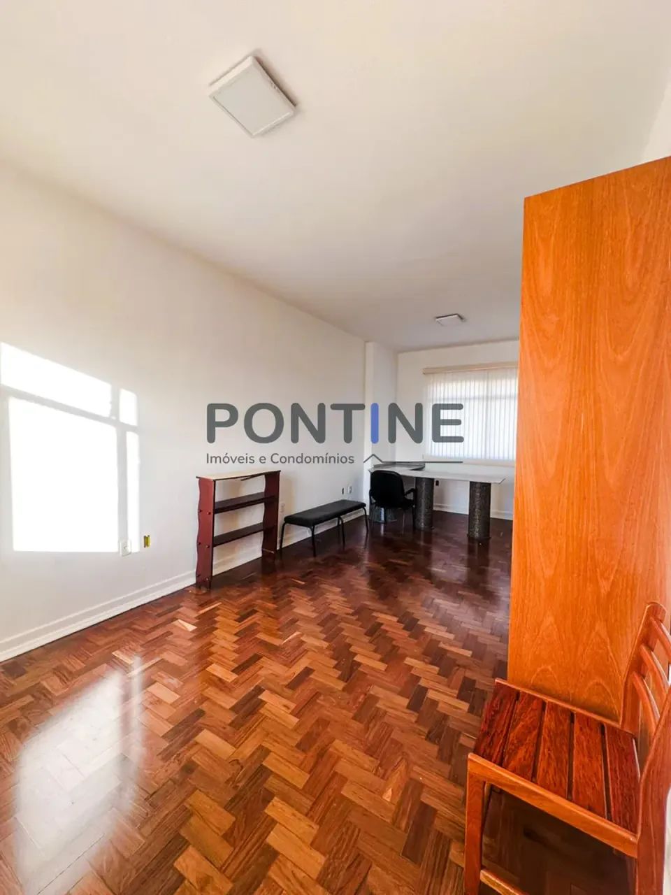 Sala comercial na República com 40m² e banheiro