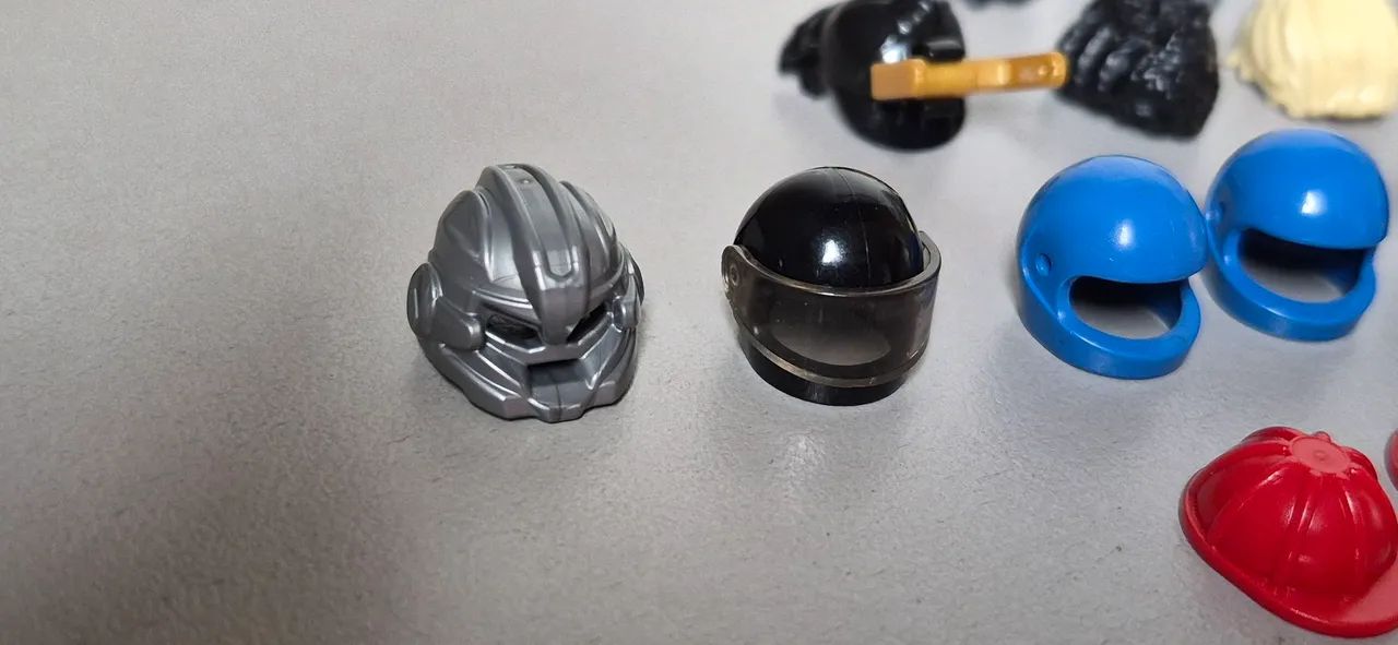 Lego acessórios minifiguras boneis e chapéus  - Foto 3