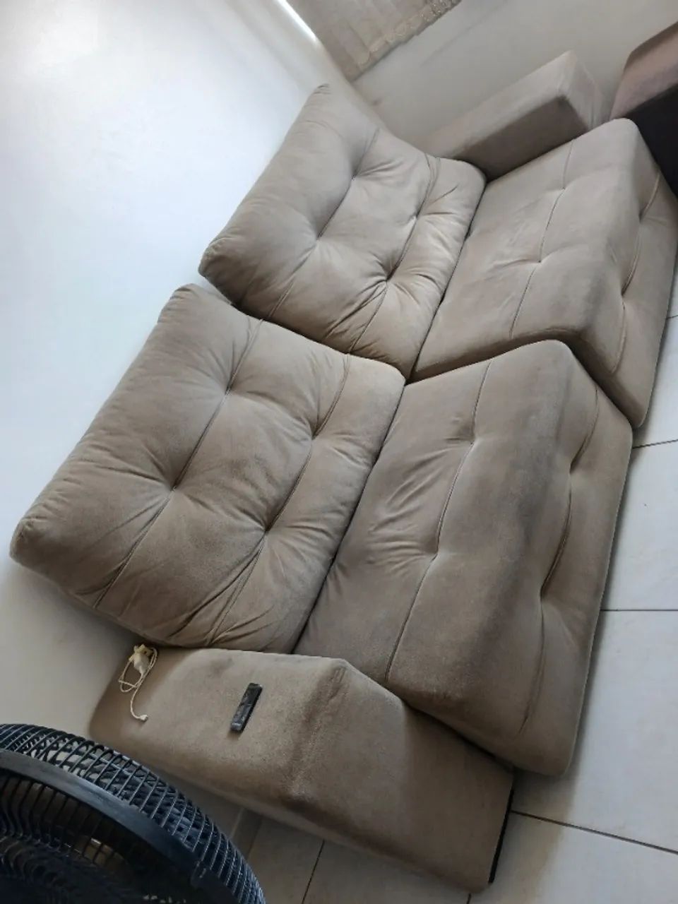 Sofá  pra vender  está precisando de uma lavagem 65573845145218122