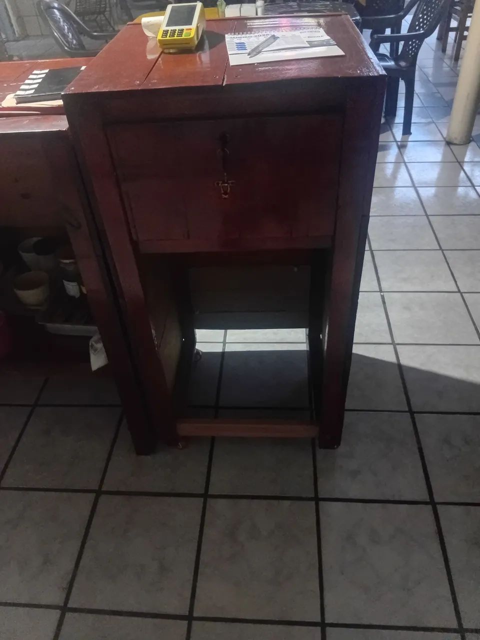 Balcão de madeira rústico para comércio com o caixa. - Foto 3