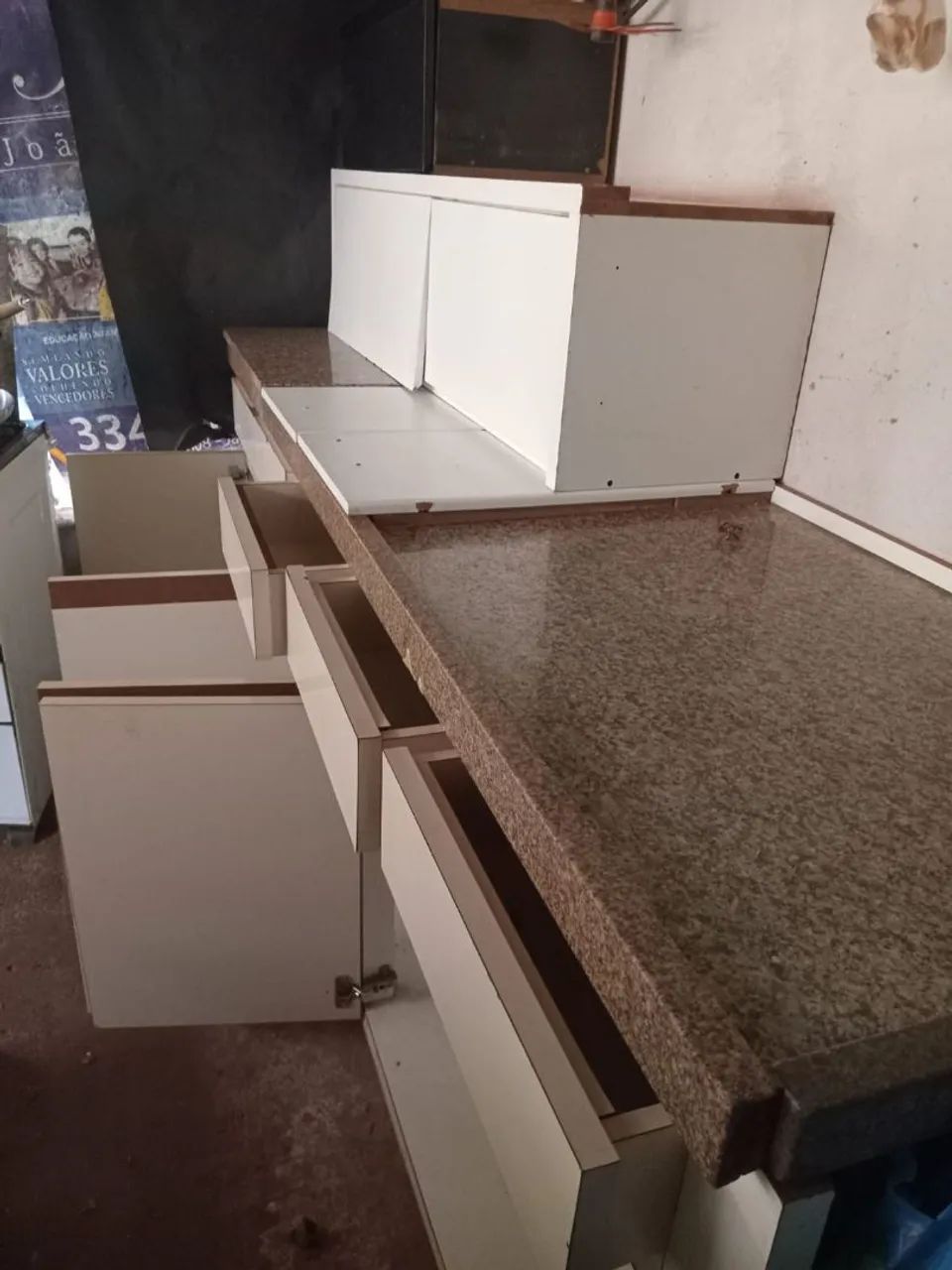 Armário com bancada de mármore com pia