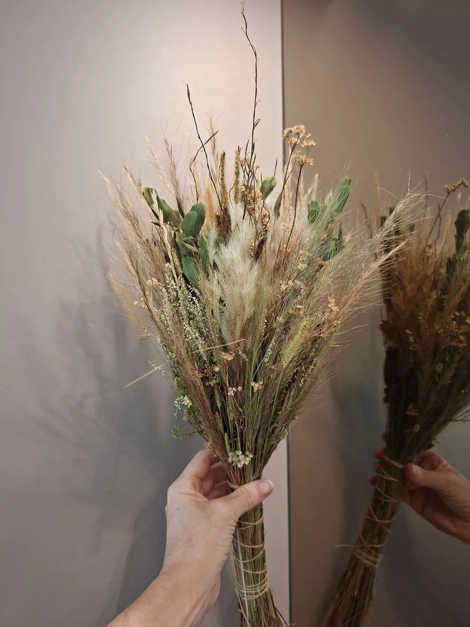 Arranjo de flores e capins desidratados secos