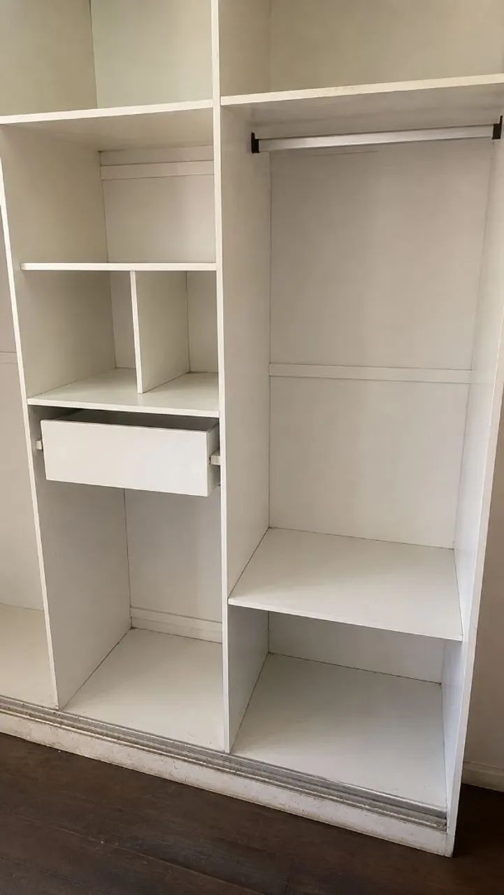Guarda-roupa grande com portas de correr e espelho ? ótimo espaço interno. - Foto 3