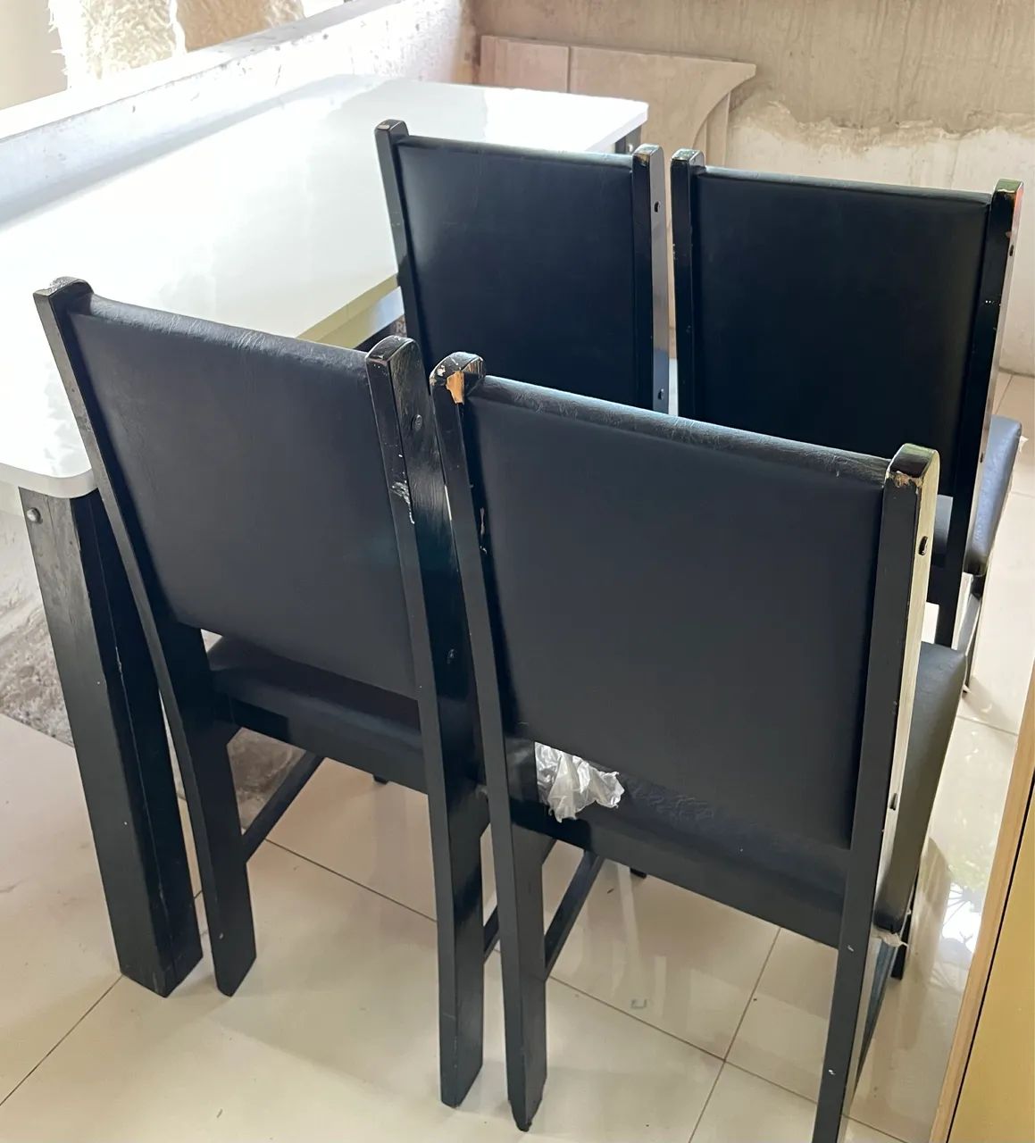 Conjunto de mesa com 4 cadeiras em fórmica branca. - Foto 5