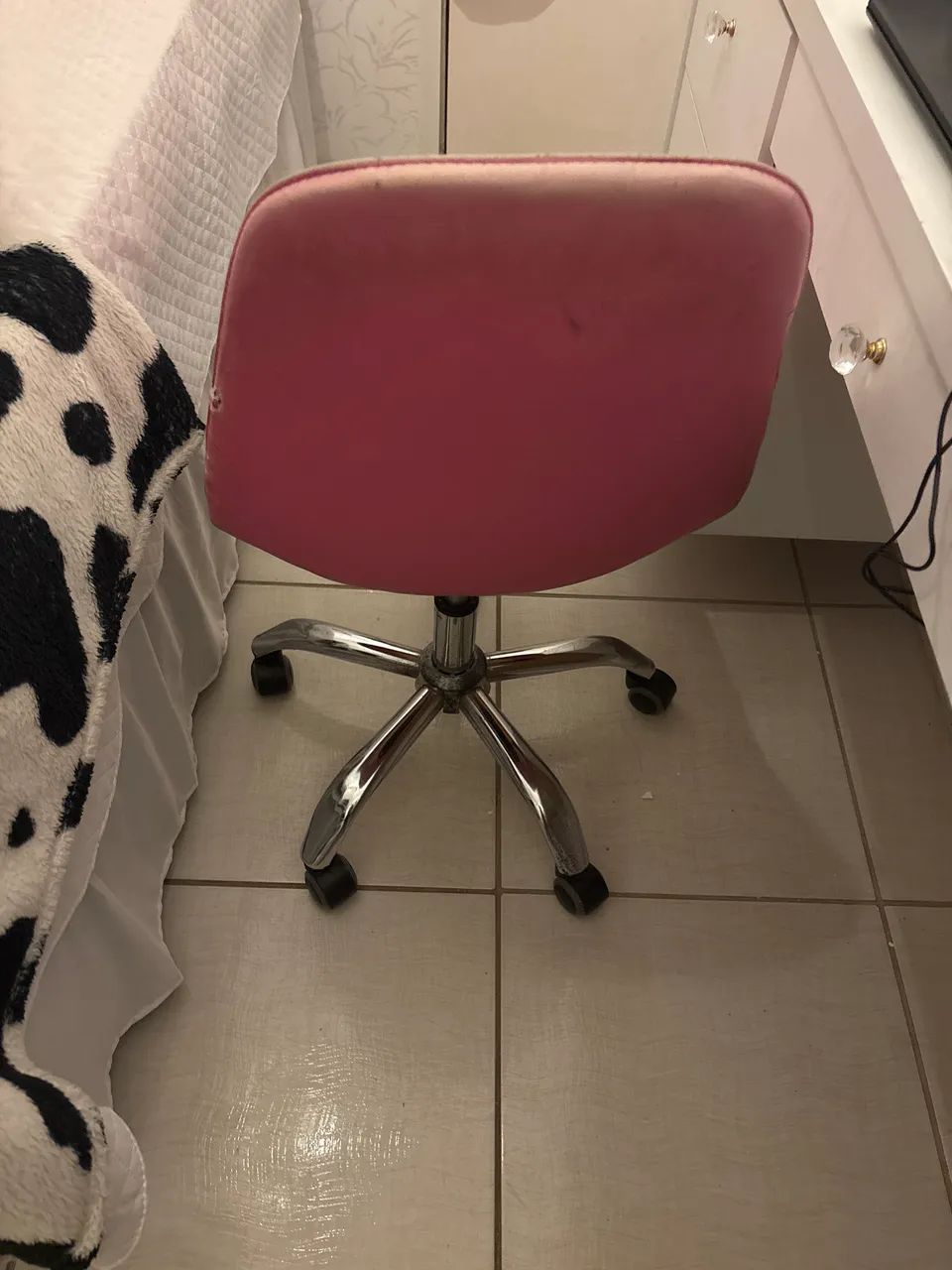 Cadeira rosa de escritório e escrivaninha de rodinhas  - Foto 2
